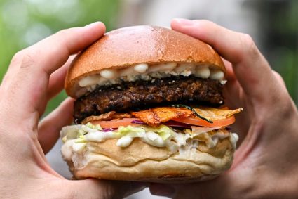 Burgerii vegetali sunt aici pentru a ramane Fripturile cultivate in laborator nu vor avea niciodata succes