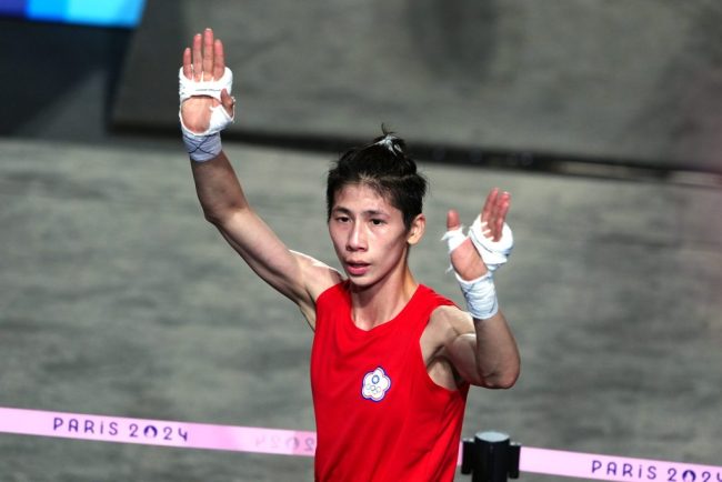 Campioana olimpica la box reconfirmata pentru a concura la feminin dupa controverse privind genul