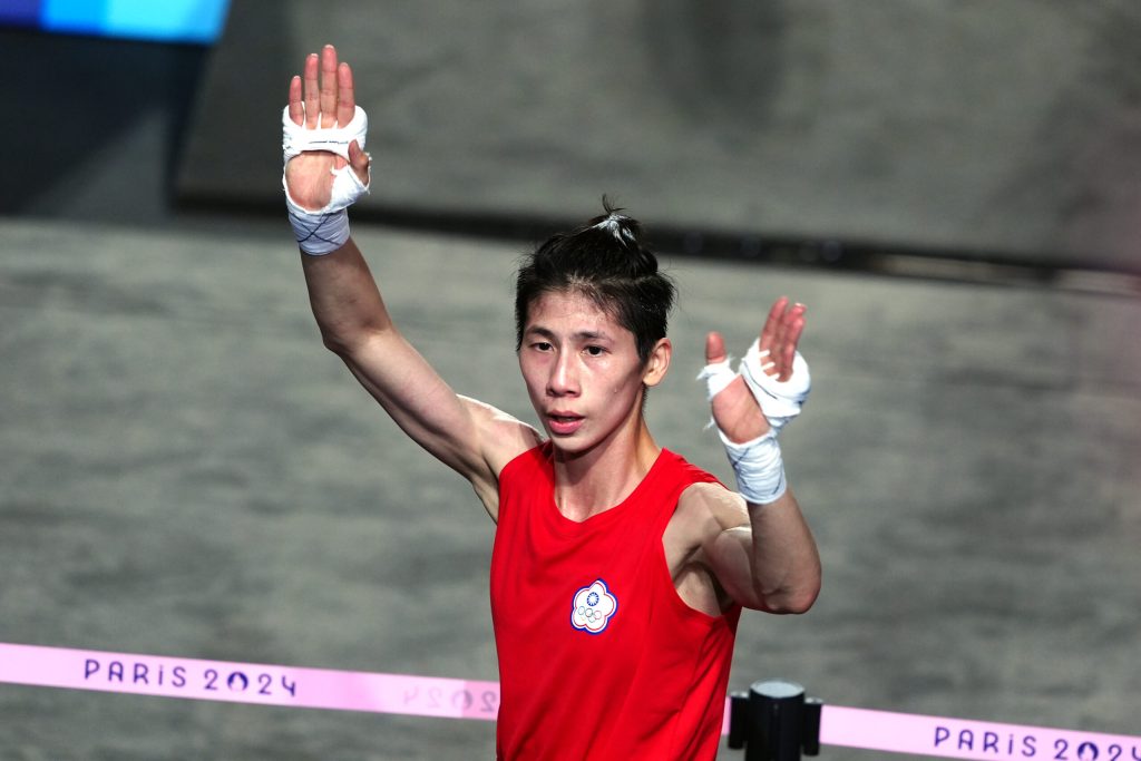 Campioana olimpica la box reconfirmata pentru a concura la feminin dupa controverse privind genul