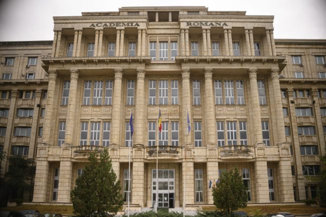 Cine poate solicita bursele de 1000 de lei oferite de Academia Romana