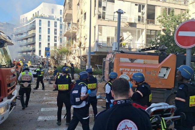 Cladire distrusa in Tel Aviv in urma atacurilor iraniene anuntate de Teheran Gardile Revolutionare ameninta Israelul cu noi ofensive
