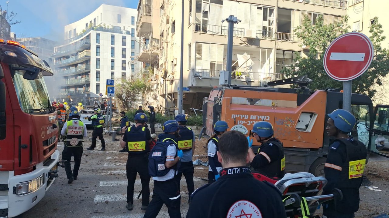 Cladire distrusa in Tel Aviv in urma atacurilor iraniene anuntate de Teheran Gardile Revolutionare ameninta Israelul cu noi ofensive