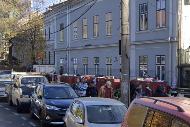 Clujenii jigniti pe strada in Cluj O vanzatoare in varsta de la tarabele cu flori a scandalizat trecatorii cu limbajul ei Ii injura pe toti cei care trec pe langa