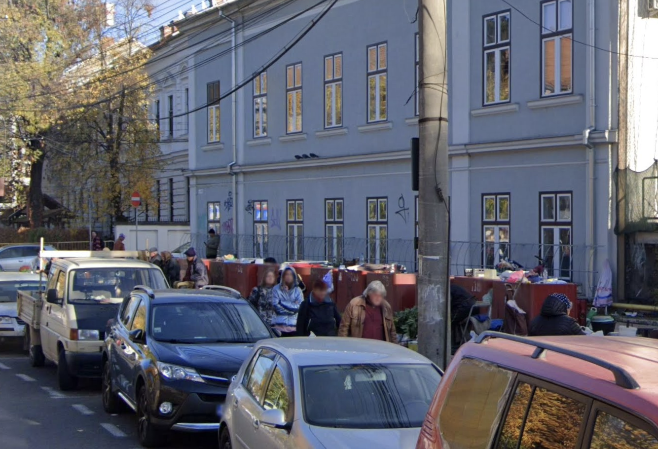 Clujenii jigniti pe strada in Cluj O vanzatoare in varsta de la tarabele cu flori a scandalizat trecatorii cu limbajul ei Ii injura pe toti cei care trec pe langa