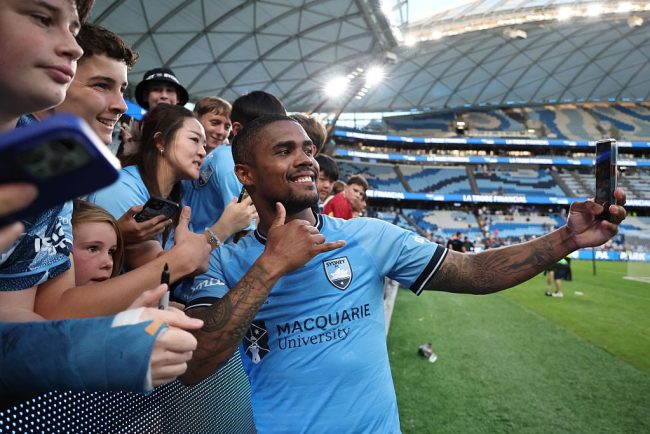 De la Liga Campionilor la liga a patra Douglas Costa a jucat pe un stadion cu 750 de locuri