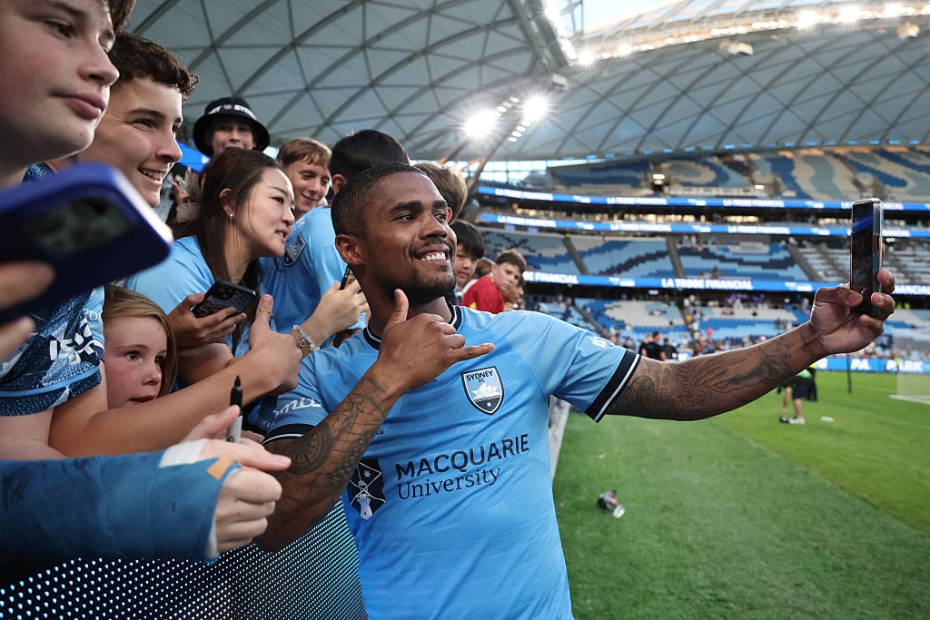 De la Liga Campionilor la liga a patra Douglas Costa a jucat pe un stadion cu 750 de locuri