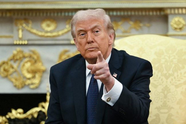 Donald Trump anunta ca va trimite nave de razboi pentru a deschide Stramtoarea Ormuz