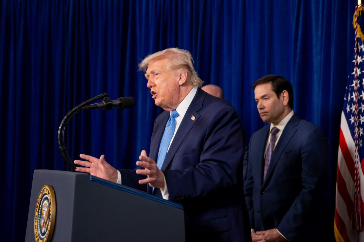 Donald Trump participa la ceremonia de repatriere a sase militari americani decedati in Kuweit