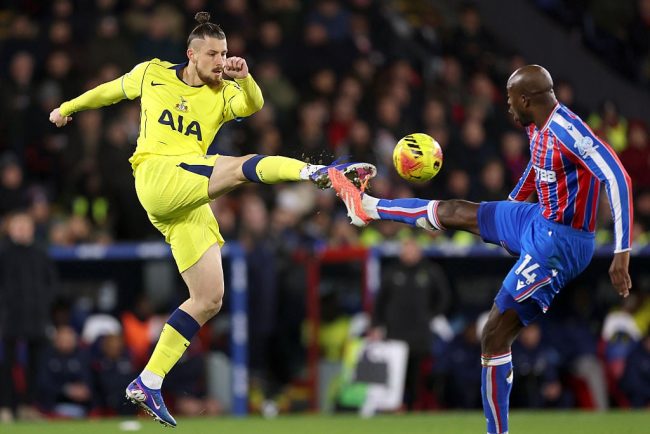 Dragusin criticat de presa britanica dupa meciul Liverpool Tottenham Romanul a fost notat cu 4
