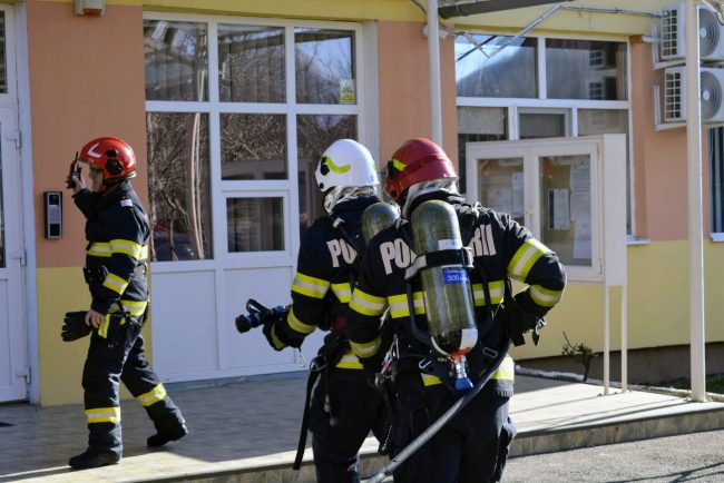 Elevii din Cluj au participat la un exercitiu de evacuare si au aflat secretele interventiei pompierilor Autospecialele ISU Cluj au impresionat intreaga clasa