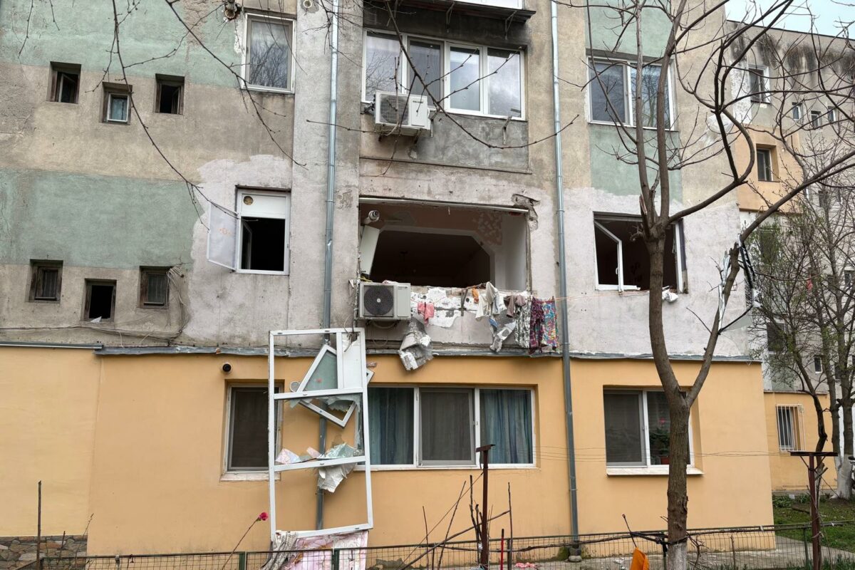 Explozie puternica intr un bloc din Caracal Cel mai putin patru apartamente au fost avariate