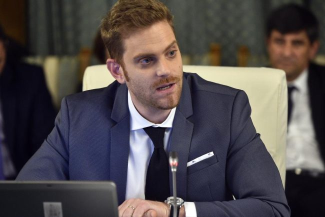 Fostul ministru Ilan Laufer impreuna cu gemenii sai pe trotineta a suferit un accident din cauza unei