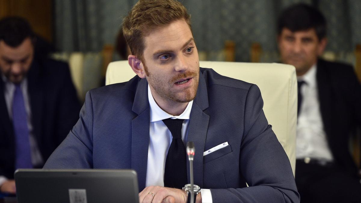 Fostul ministru Ilan Laufer impreuna cu gemenii sai pe trotineta a suferit un accident din cauza unei