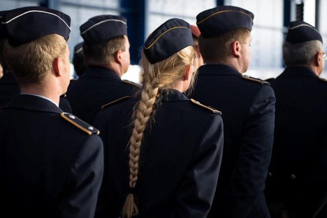 Germania introduce reguli noi in armata referitoare la barbi si coafuri