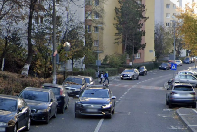 Iesire plina de emotii pe o strada din Cluj Masinile parcate pe trotuar obliga soferii sa intre aproape orbeste in trafic