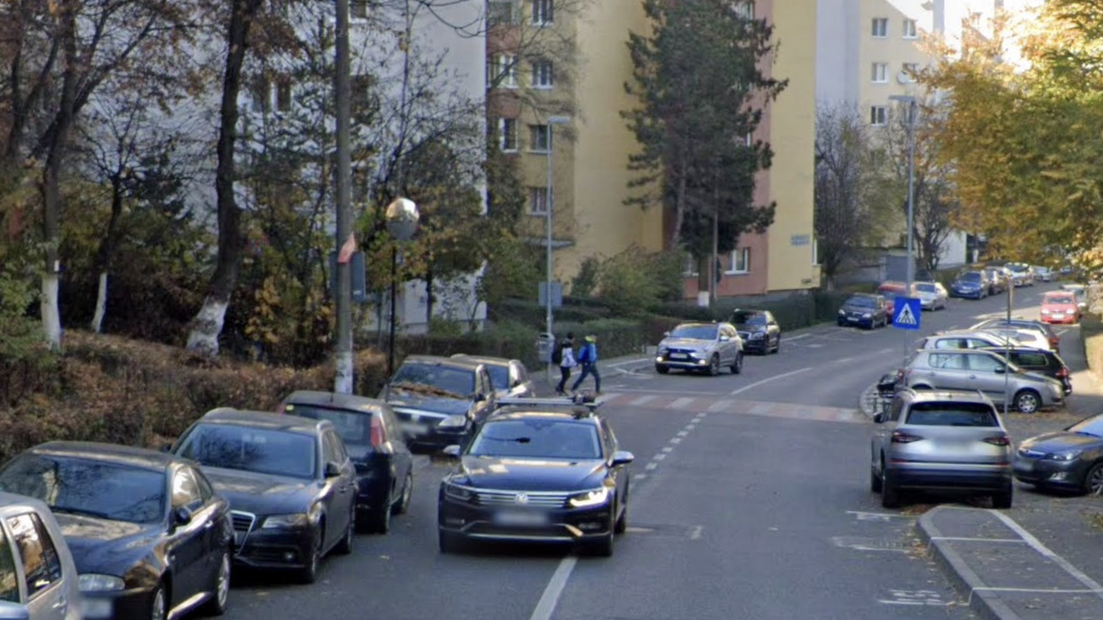 Iesire plina de emotii pe o strada din Cluj Masinile parcate pe trotuar obliga soferii sa intre aproape orbeste in trafic