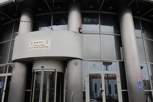 Inalta Curte a suspendat activitatea comitetului constituit de Ilie Bolojan pentru analiza legislatiei din