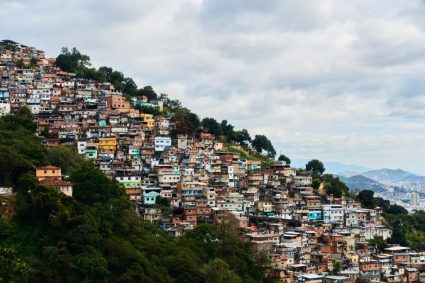 Inca o zi de panica si frica in Rio de Janeiro cel mai putin opt decese in urma unei operatiuni a politiei braziliene intr o favela