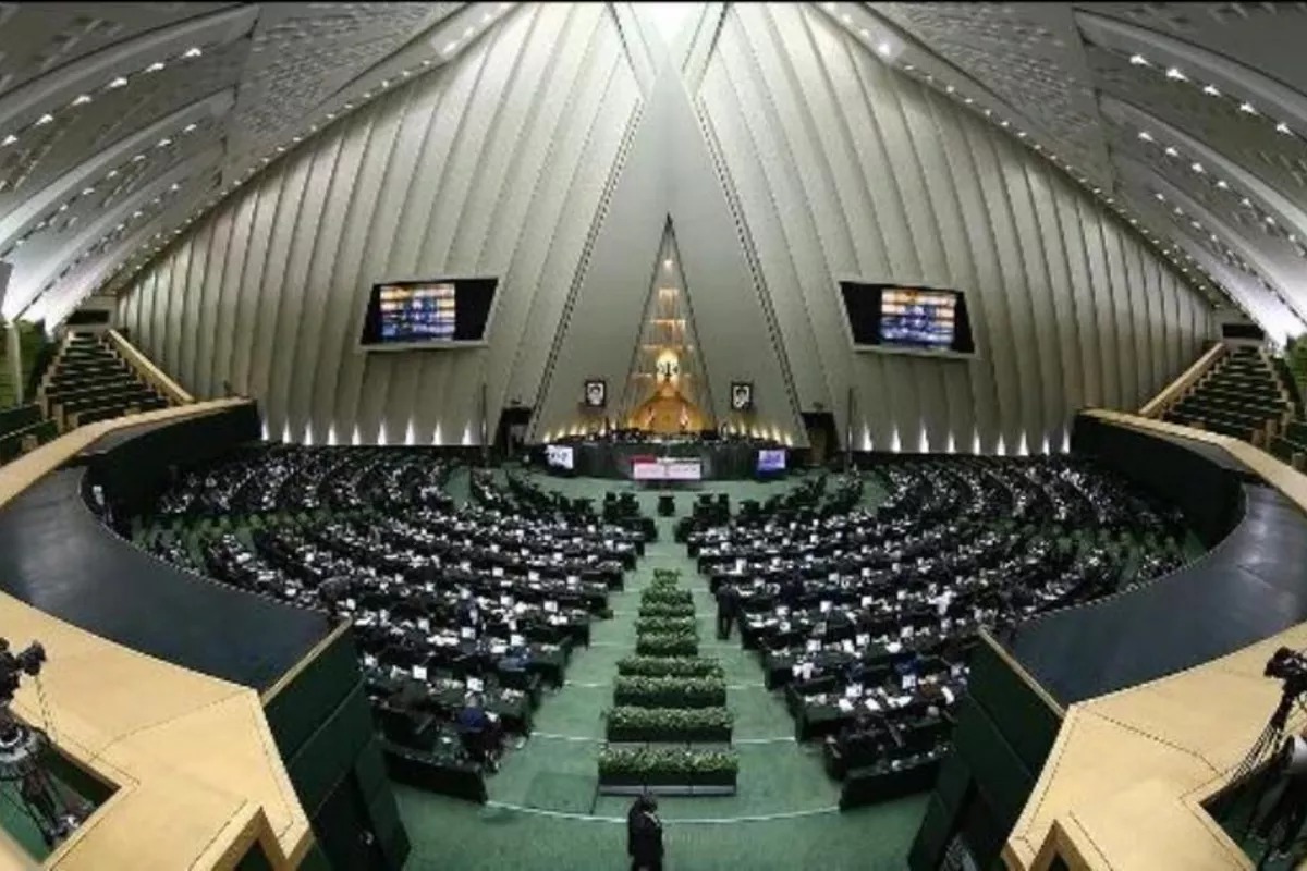 Iranul intentioneaza sa impuna impozite navelor care traverseaza Stramtoarea Hormuz