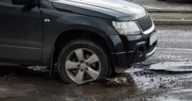 Locuitorii unui cartier din Cluj Napoca se plang de traficul intens si de conditiile proaste ale asfaltului E mai rau decat dupa razboi