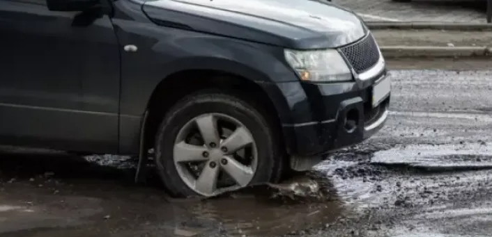 Locuitorii unui cartier din Cluj Napoca se plang de traficul intens si de conditiile proaste ale asfaltului E mai rau decat dupa razboi