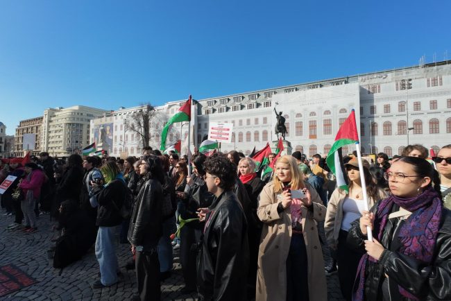 Manifestatie in Piata Universitatii de 8 Martie Strigam tare strigam impreuna nu acceptam austeritatea
