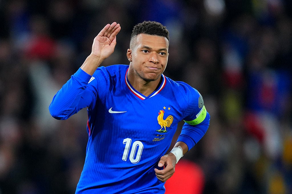 Mbappe a obtinut permisul de conducere la 27 de ani Mama sa l a incurajat in acest demers