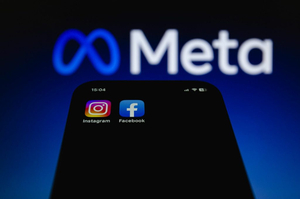 Meta si YouTube obligate sa plateasca milioane de dolari unei femei care a sustinut ca a devenit dependent de retelele sociale in copilarie