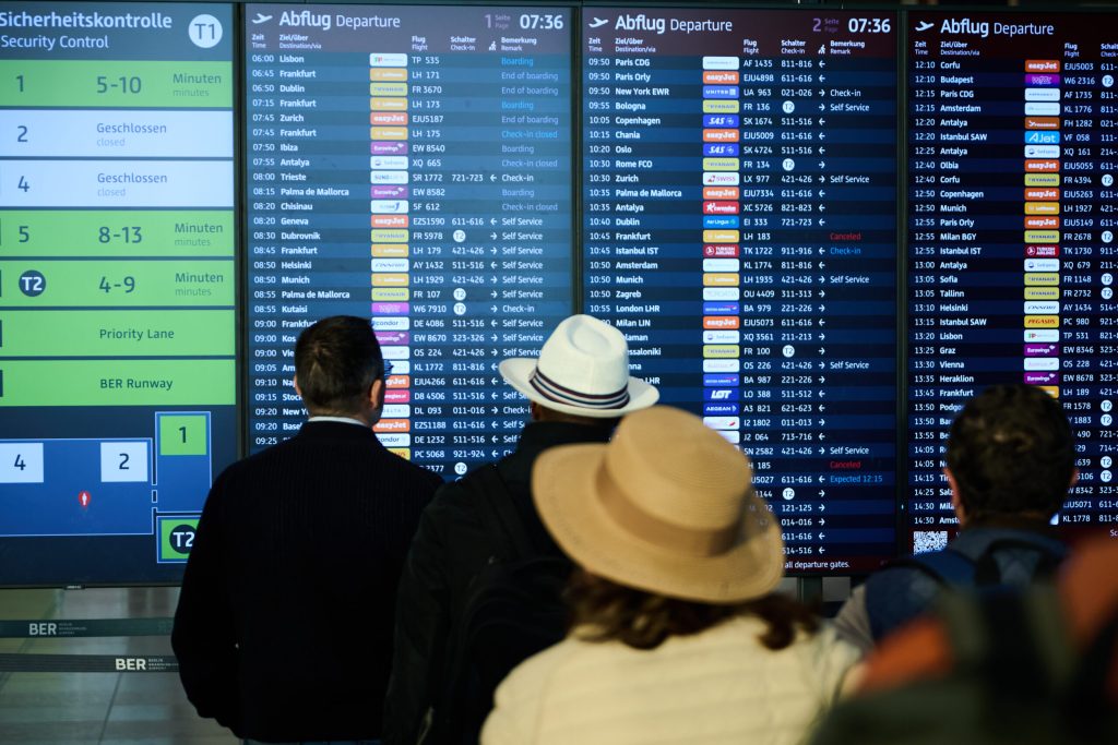 Ministerul Transporturilor ofera clarificari privind drepturile pasagerilor romani blocati in Orientul Mijlociu