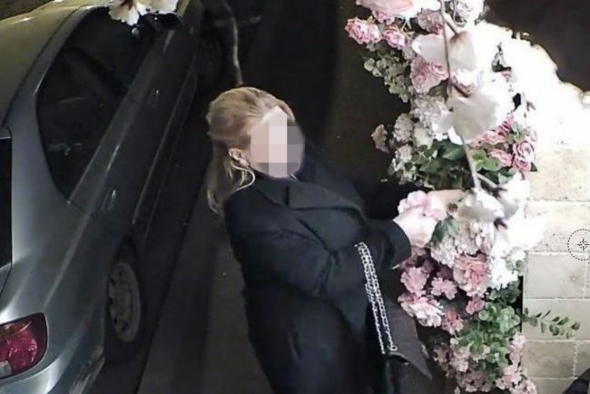 O doamna eleganta a selectat flori din aranjamentul unui salon de infrumusetare din Cluj controversa a explodat dupa publicarea imaginilor FOTO