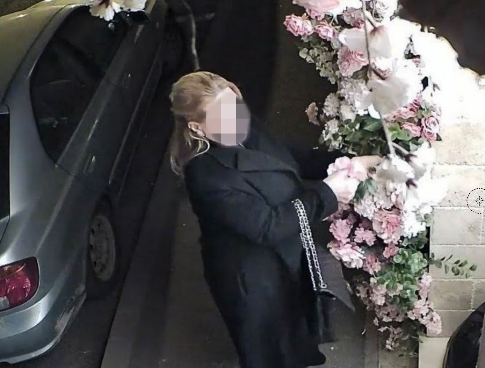 O doamna eleganta a selectat flori din aranjamentul unui salon de infrumusetare din Cluj controversa a explodat dupa publicarea imaginilor FOTO