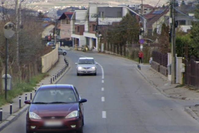 O strada din Cluj un risc zilnic Masinile circula cu viteza pe portiunea dreapta iar mamele cu carucioare sunt nevoite sa se deplaseze pe carosabil