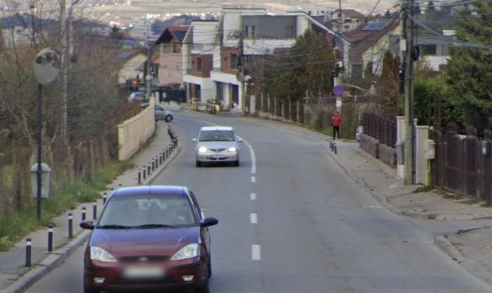 O strada din Cluj un risc zilnic Masinile circula cu viteza pe portiunea dreapta iar mamele cu carucioare sunt nevoite sa se deplaseze pe carosabil