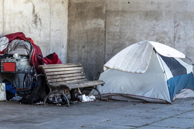 O supriza neplacuta pentru o clujeanca Un om al strazii si a amenajat casa in parcarea ei cu plata si apoi s a mutat direct pe bancheta din spate a masinii