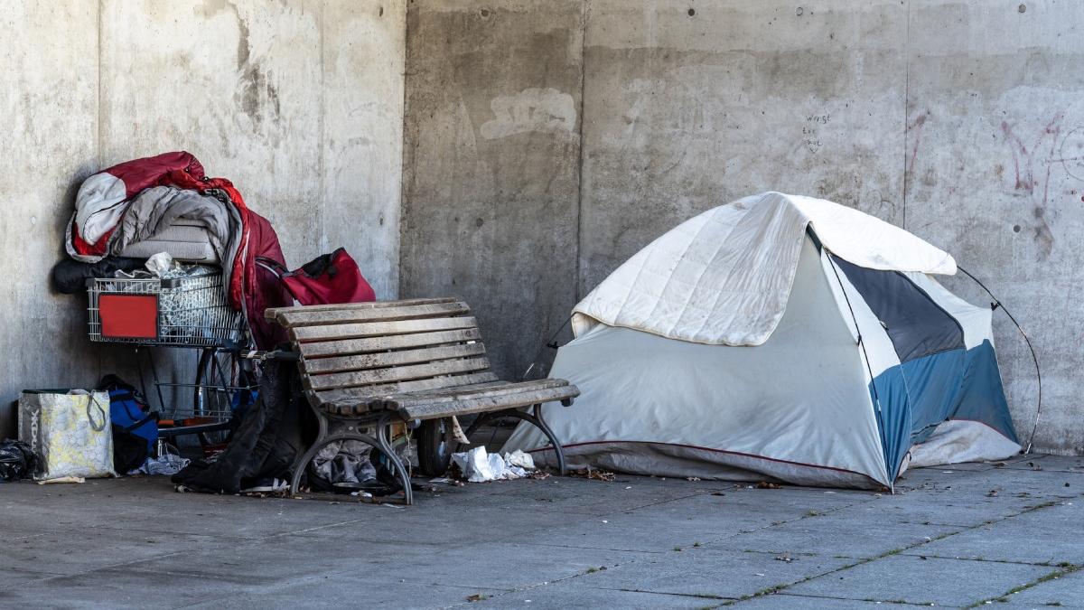 O supriza neplacuta pentru o clujeanca Un om al strazii si a amenajat casa in parcarea ei cu plata si apoi s a mutat direct pe bancheta din spate a masinii