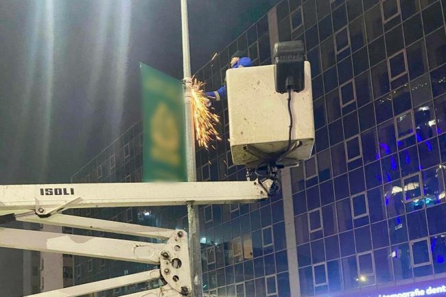 Operatiune nocturna in Bucuresti zeci de bannere publicitare indepartate de pe stalpi