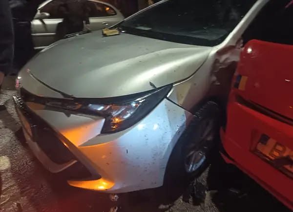 Opt masini parcate in Capitala deteriorate de un vehicul care a scapat de sub control