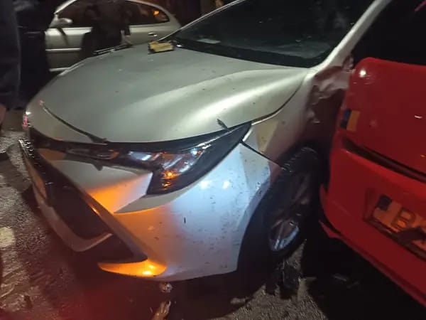 Opt masini parcate in Capitala deteriorate de un vehicul care a scapat de sub control