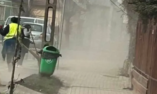 Orasul Cluj Napoca sufocat de praf Locuitorii cer urgent spalarea strazilor In zilele uscate aerul devine greu de respirat
