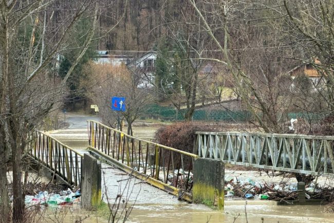Pericol de inundatii pe mai multe cursuri de apa din vestul si sudul tarii