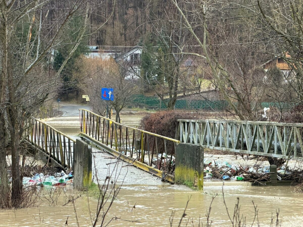 Pericol de inundatii pe mai multe cursuri de apa din vestul si sudul tarii