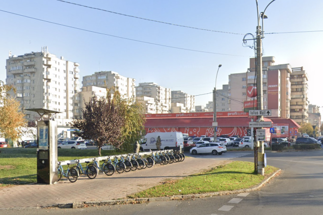 Pericol pentru soferii din Cluj O femeie cerseste zilnic in mijlocul strazii Locuitorii sunt preocupati Este greu de observat si evitat de soferi