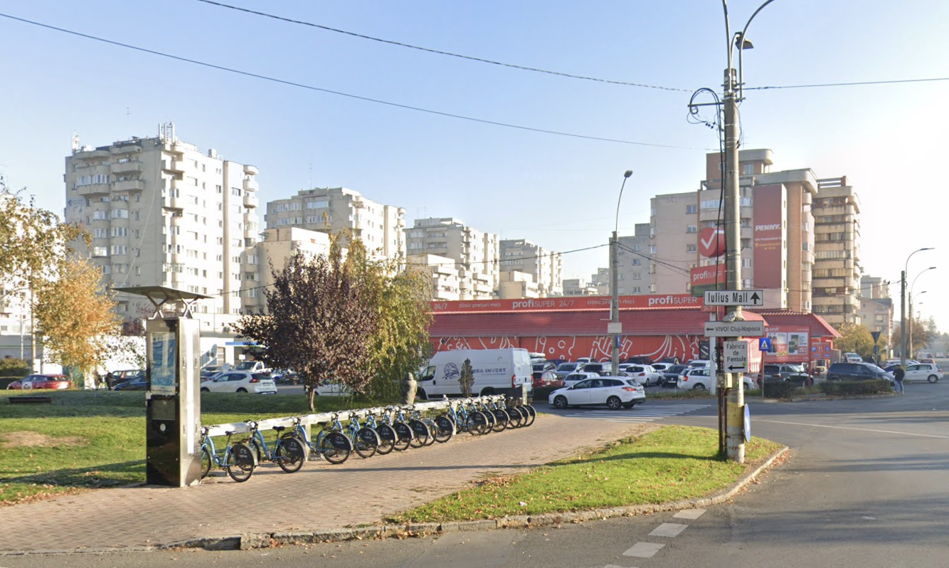 Pericol pentru soferii din Cluj O femeie cerseste zilnic in mijlocul strazii Locuitorii sunt preocupati Este greu de observat si evitat de soferi