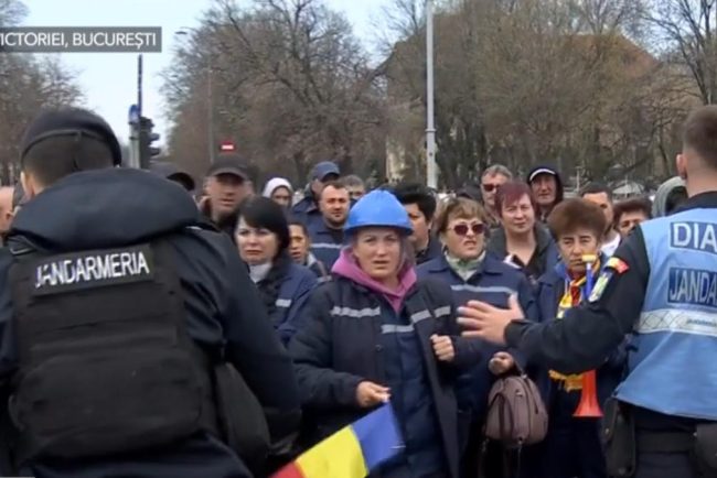 Peste 1000 de mineri protesteaza in fata Guvernului solicitand sa nu fie concediati In Piata Victoriei se afla