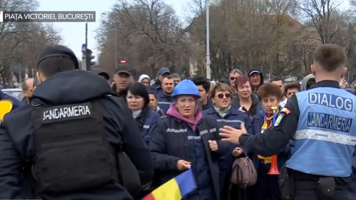 Peste 1000 de mineri protesteaza in fata Guvernului solicitand sa nu fie concediati In Piata Victoriei se afla