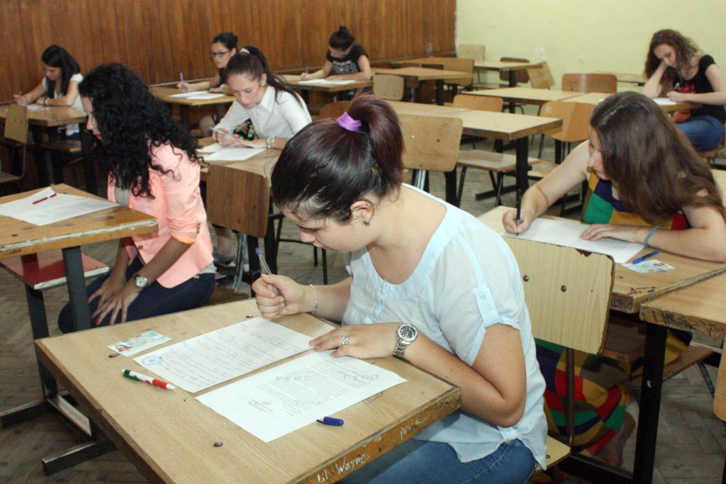 Peste 131000 de elevi iau parte la simularea examenului de bacalaureat