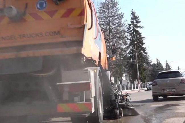 Primarul unui oras din Romania economiseste conducand el insusi utilajele de curatenie dupa