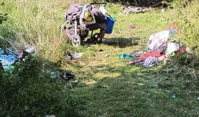 Probleme intr un cartier din Cluj Napoca Mai multe persoane fara adapost au ocupar un parc iar copiii nu mai pot sa se joace Ii fac nevoile