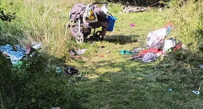 Probleme intr un cartier din Cluj Napoca Mai multe persoane fara adapost au ocupar un parc iar copiii nu mai pot sa se joace Ii fac nevoile
