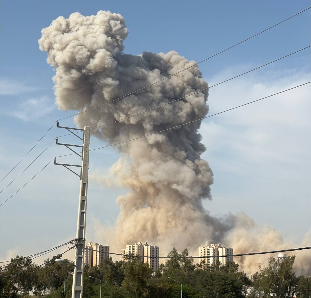 Razboi in Orientul Mijlociu ziua 13 Pretul petrolului creste din nou Stramtoarea Ormuz devine noul epicentru al conflictului dupa atacuri asupra navelor Israel initiaza atacuri in Iran